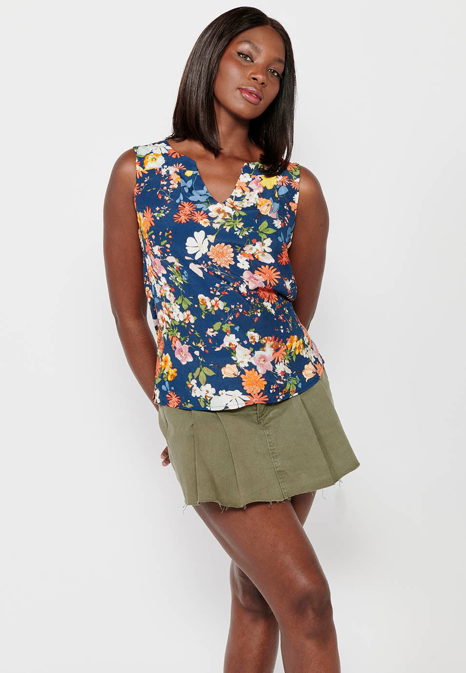 Blusa sin mangas de estilo camisero con cierre delantero con botones y estampado floral de multicolor para mujer | moda actual