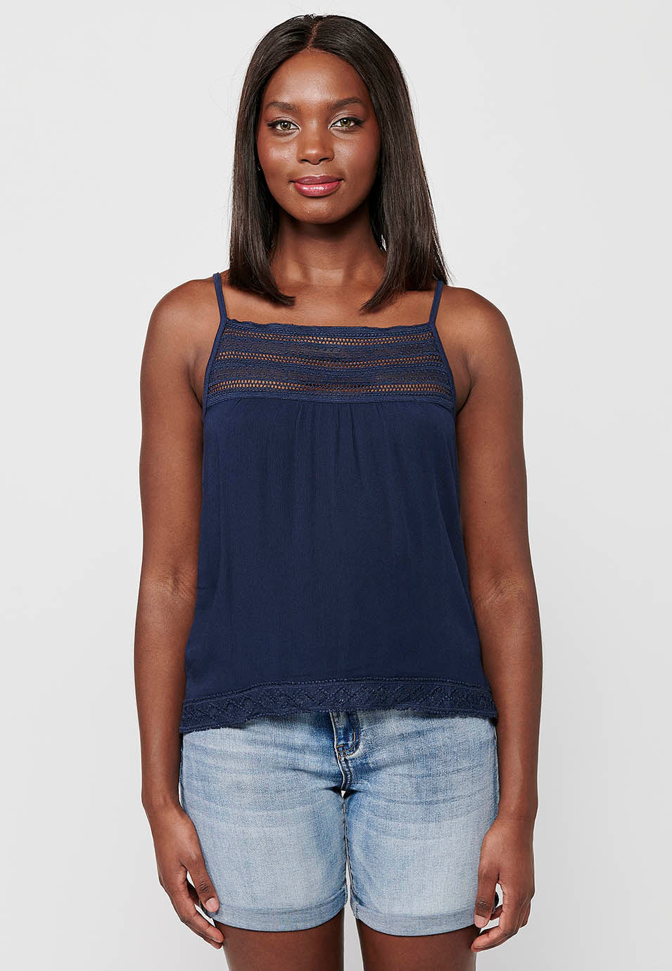 Camiseta de tirantes, detalle delantero, para mujer | moda actual