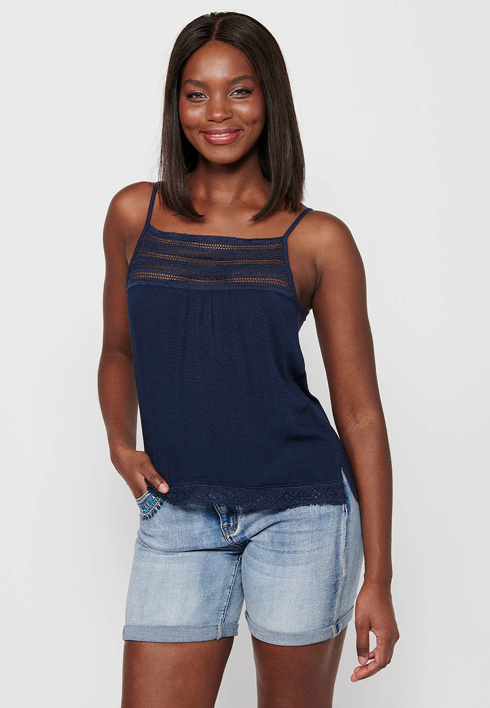 Camiseta de tirantes, detalle delantero, para mujer | moda actual