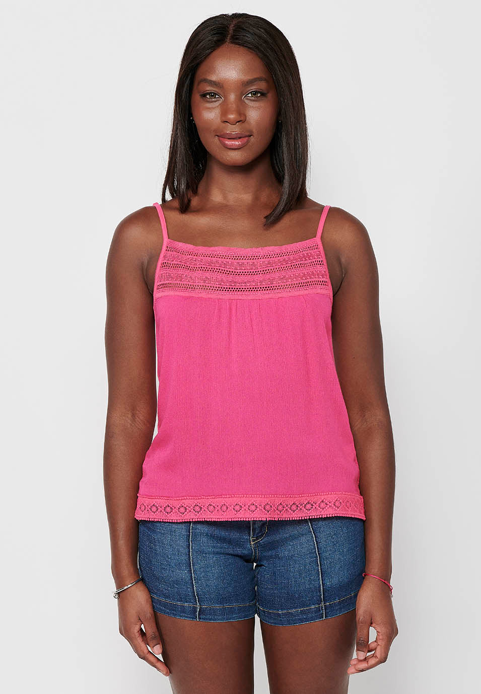 Camiseta de tirantes, detalle delantero, para mujer | moda actual