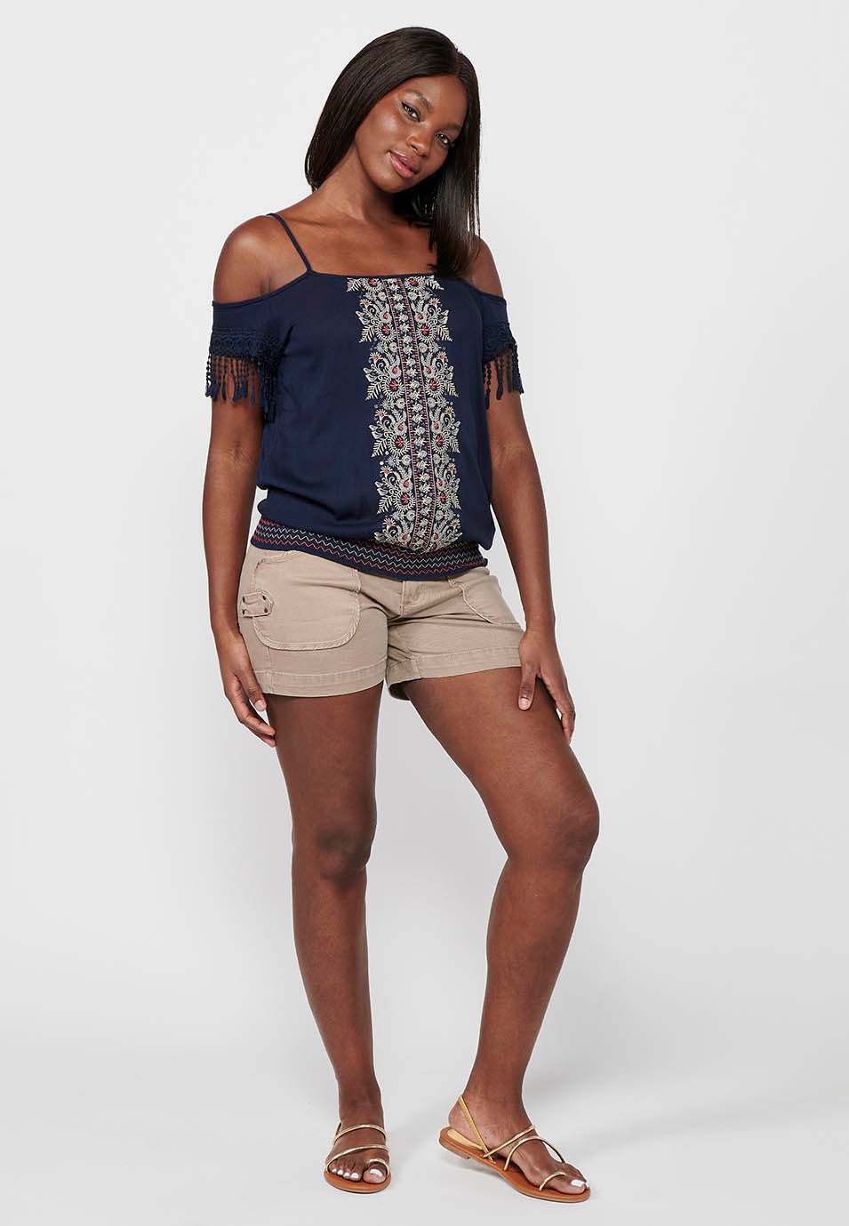Blusa de tirantes con detalles bordados florales y escote redondo con cintura baja engomada para mujer | moda actual