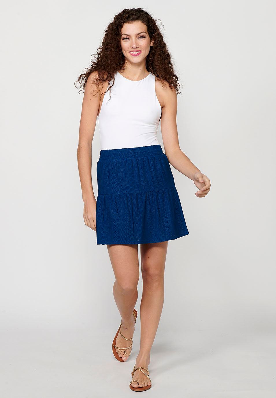 Falda corta con cintura engomada y detalle de volante para mujer | moda actual