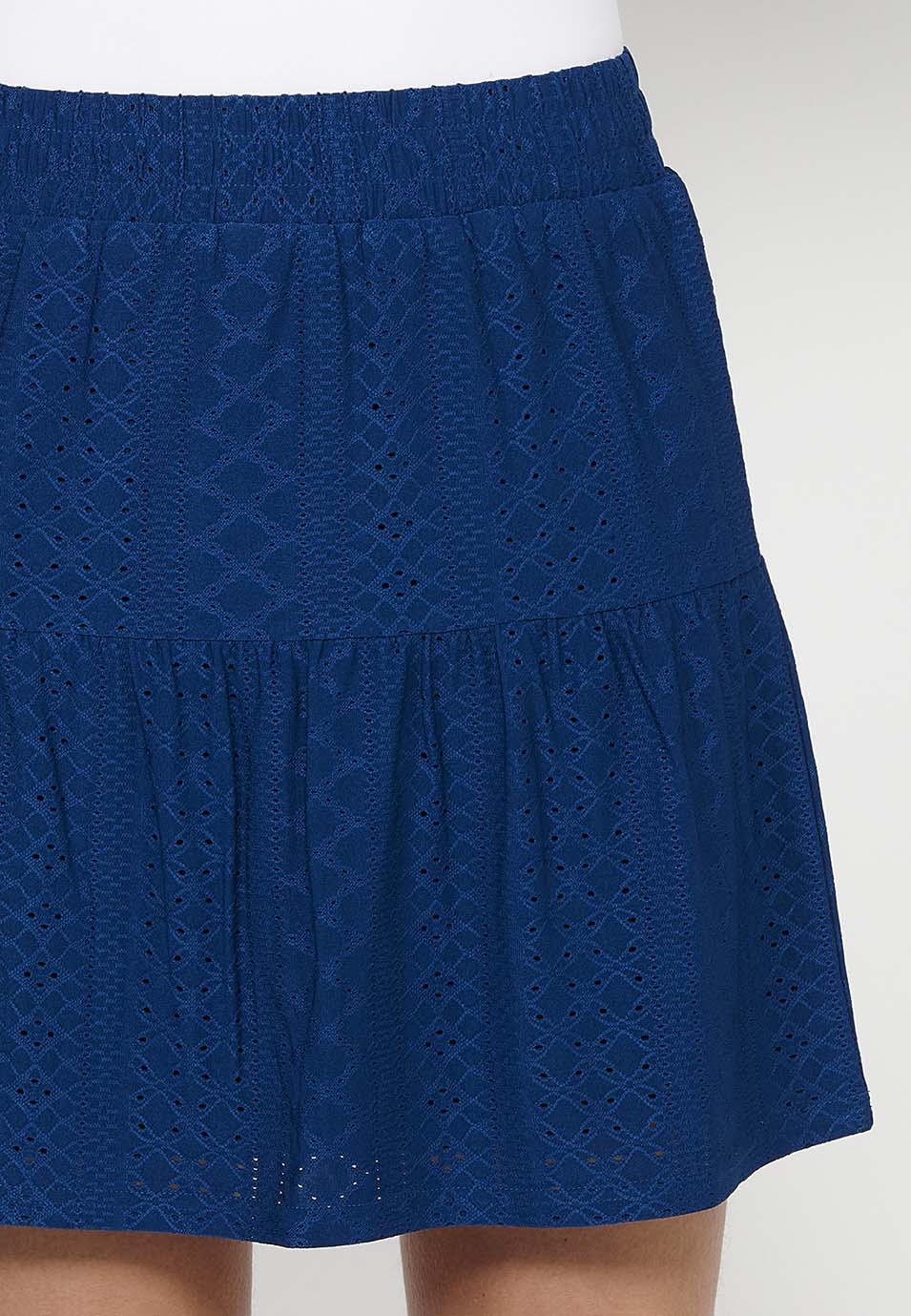 Falda corta con cintura engomada y detalle de volante para mujer | moda actual