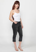 Pantalón corto estilo pirata acabado con bordado floral con cierre delantero con cremallera y botón para mujer | moda actual