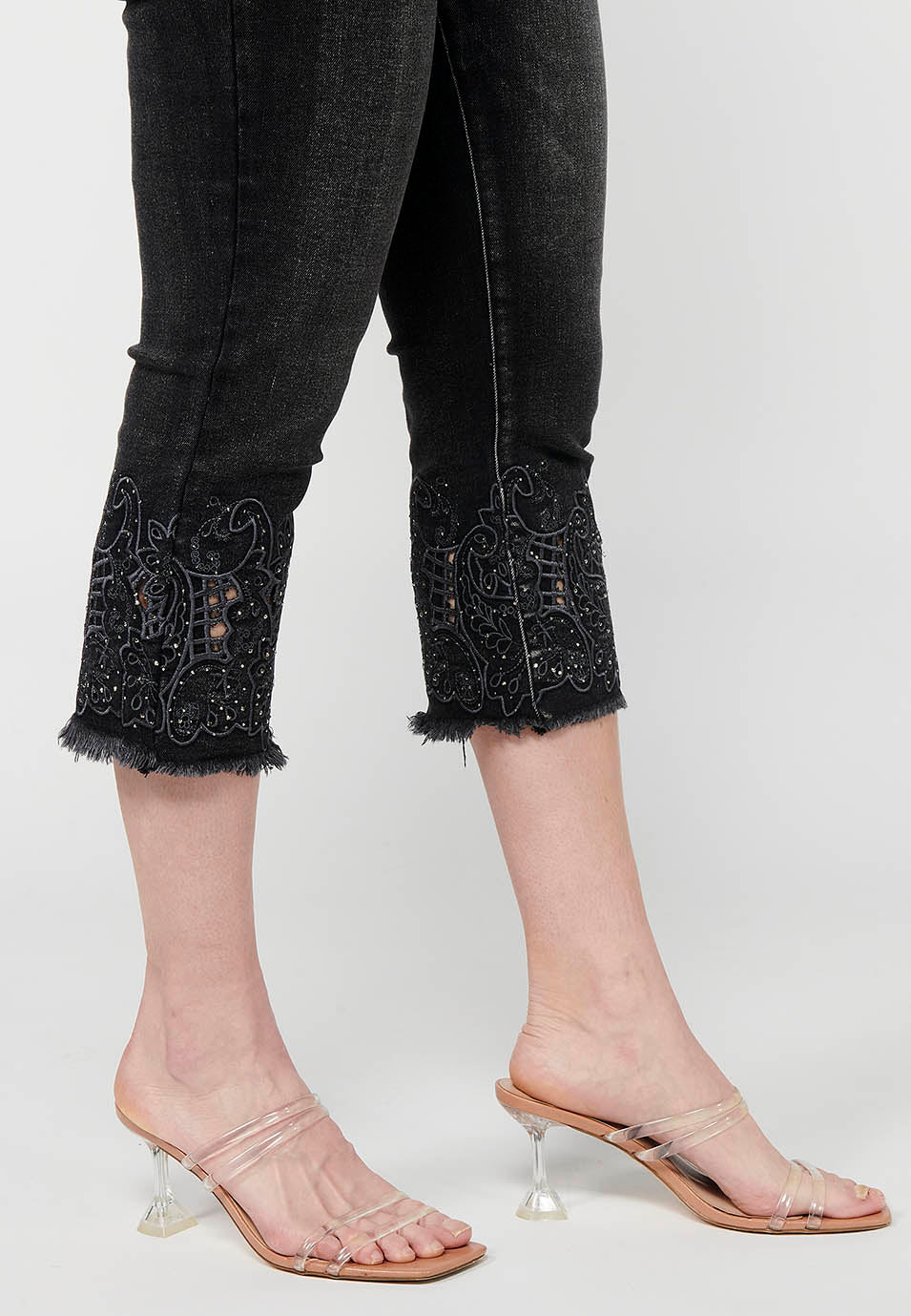 Pantalón corto estilo pirata acabado con bordado floral con cierre delantero con cremallera y botón para mujer | moda actual