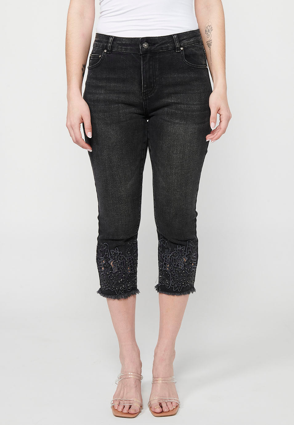 Pantalón corto estilo pirata acabado con bordado floral con cierre delantero con cremallera y botón para mujer | moda actual