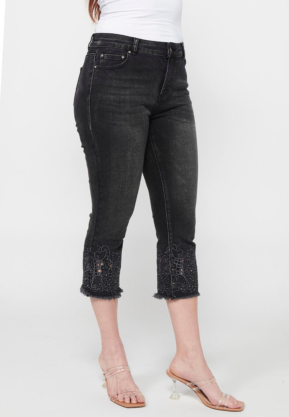 Pantalón corto estilo pirata acabado con bordado floral con cierre delantero con cremallera y botón para mujer | moda actual