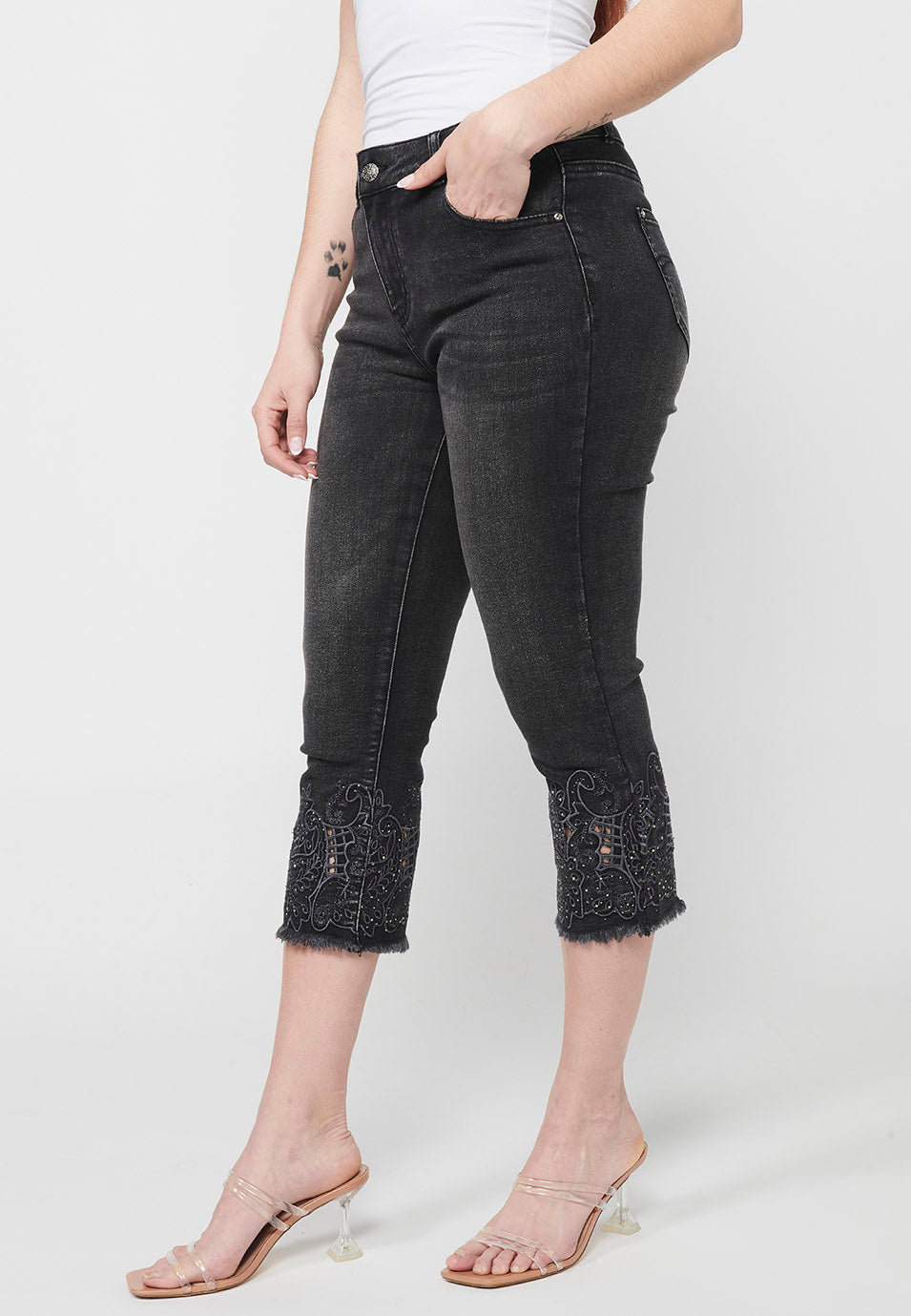 Pantalón corto estilo pirata acabado con bordado floral con cierre delantero con cremallera y botón para mujer | moda actual