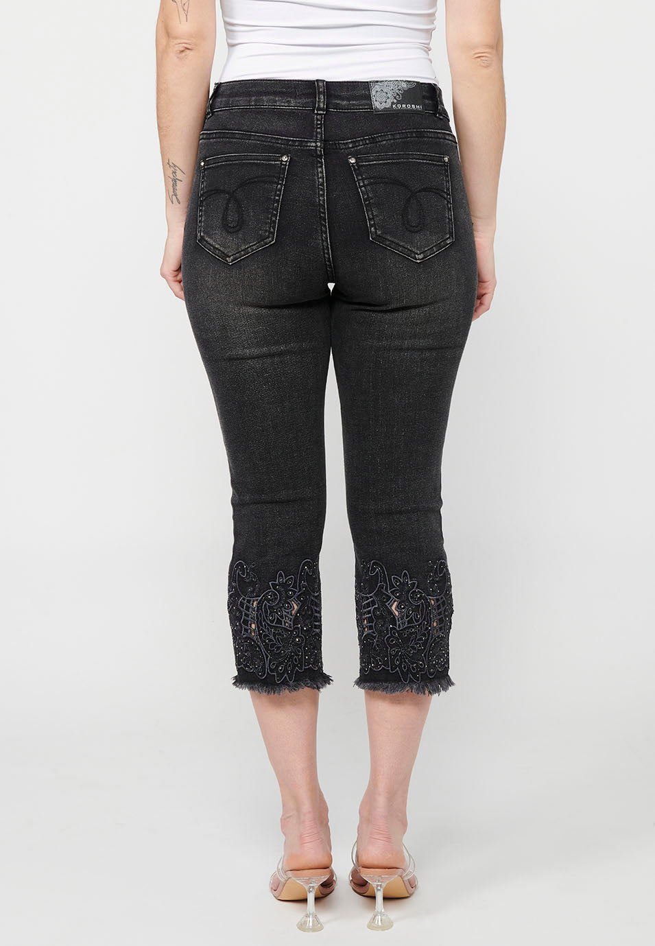 Pantalón corto estilo pirata acabado con bordado floral con cierre delantero con cremallera y botón para mujer | moda actual
