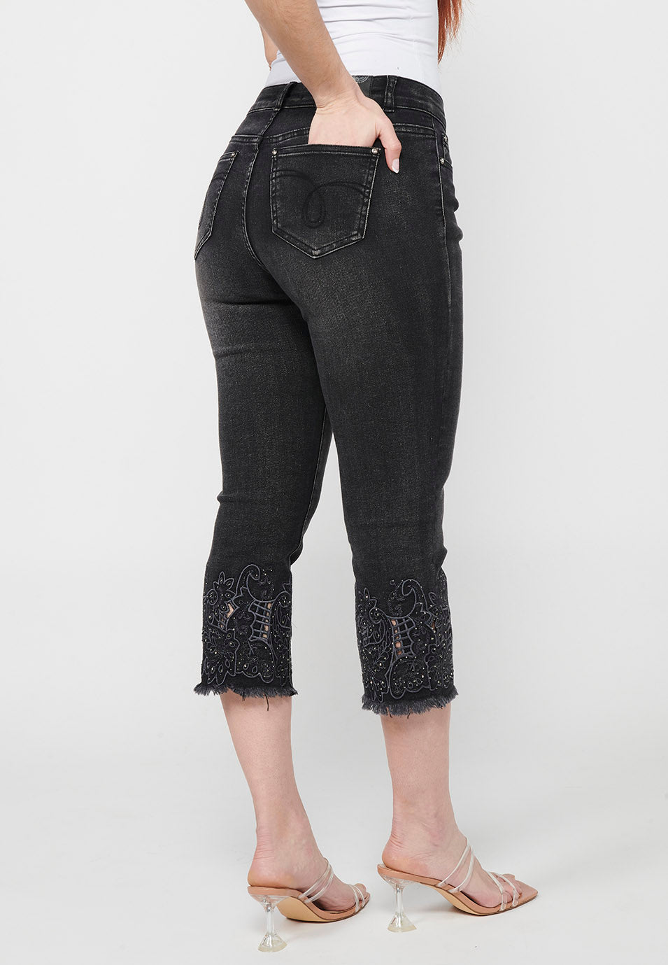 Pantalón corto estilo pirata acabado con bordado floral con cierre delantero con cremallera y botón para mujer | moda actual