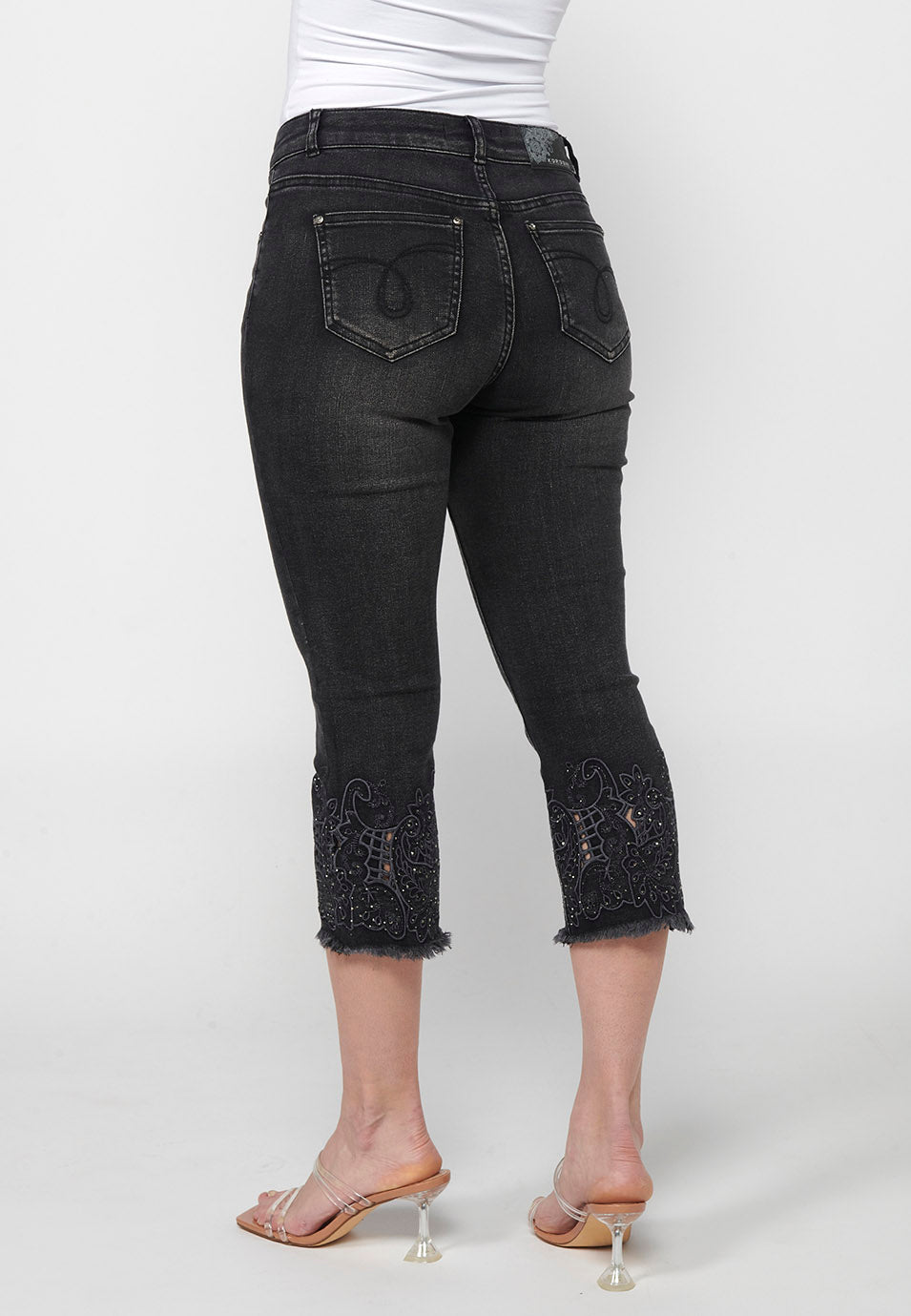 Pantalón corto estilo pirata acabado con bordado floral con cierre delantero con cremallera y botón para mujer | moda actual