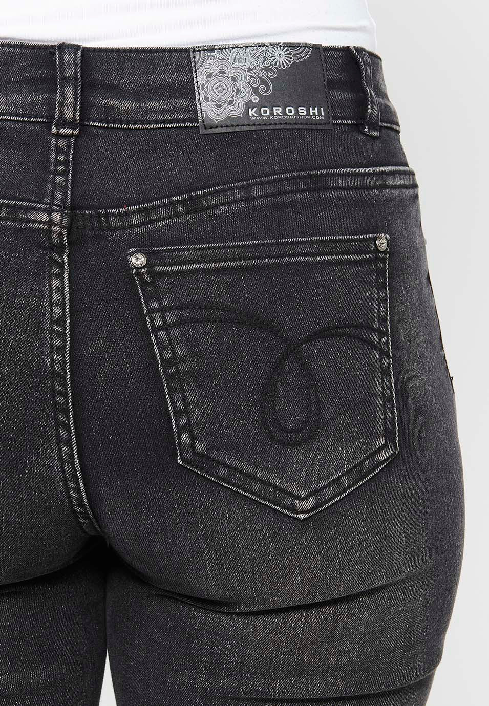 Pantalón corto estilo pirata acabado con bordado floral con cierre delantero con cremallera y botón para mujer | moda actual