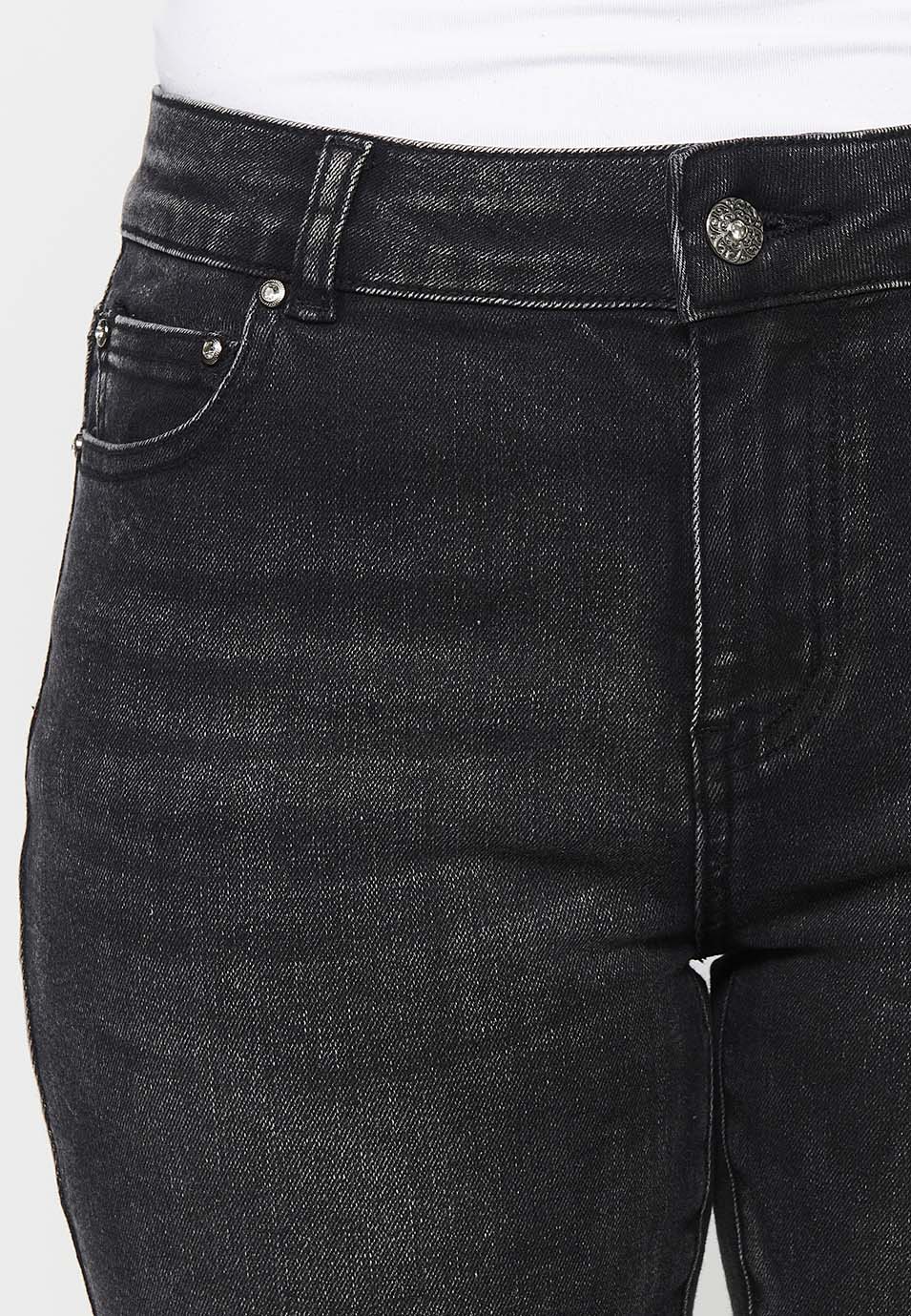 Pantalón corto estilo pirata acabado con bordado floral con cierre delantero con cremallera y botón para mujer | moda actual