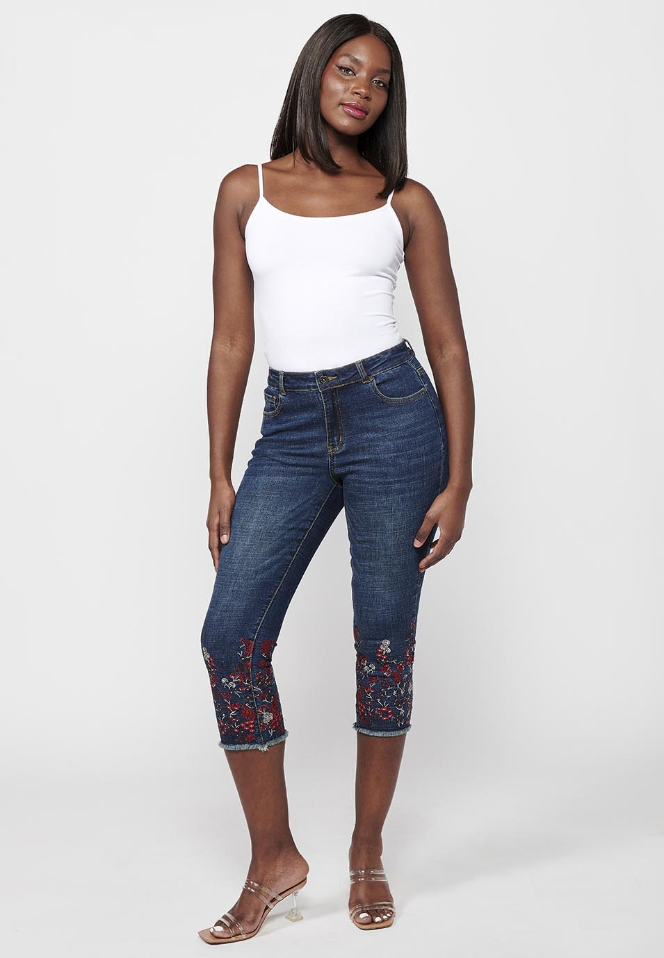 Pantalón pirata acabado en bordado floral, oscuro para mujer | moda actual