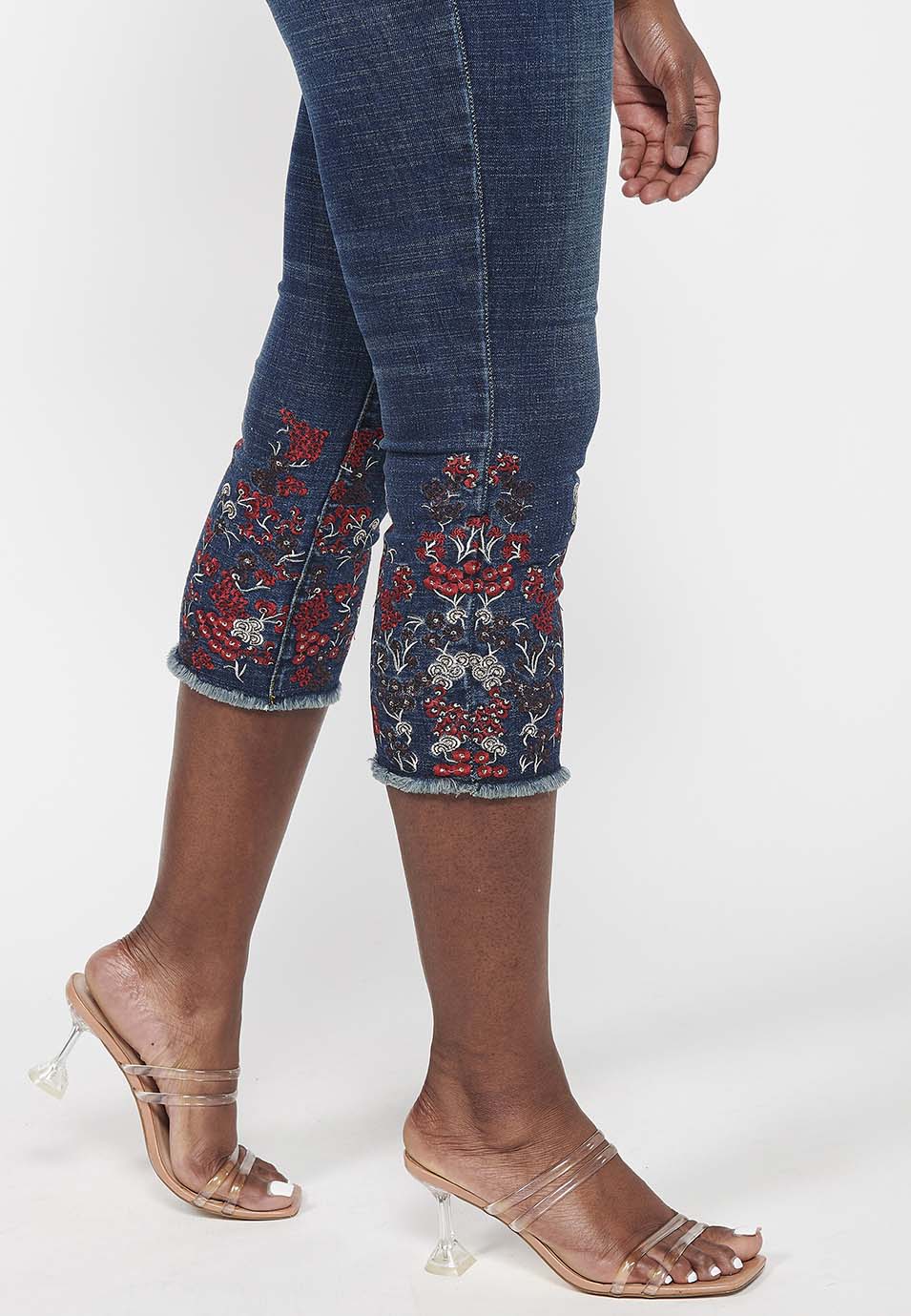 Pantalón pirata acabado en bordado floral, oscuro para mujer | moda actual