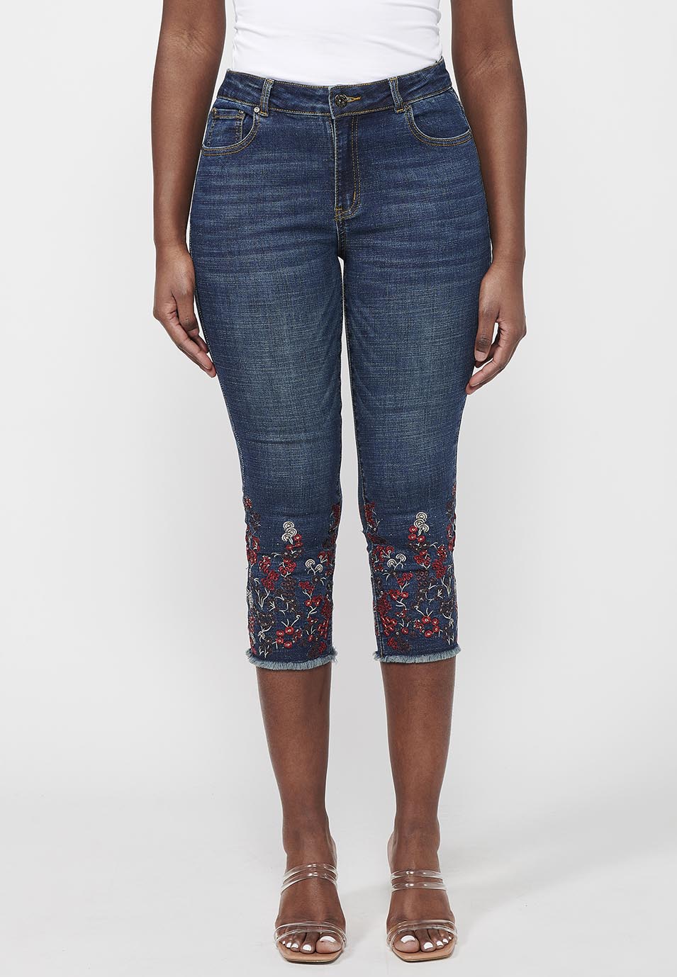 Pantalón pirata acabado en bordado floral, oscuro para mujer | moda actual