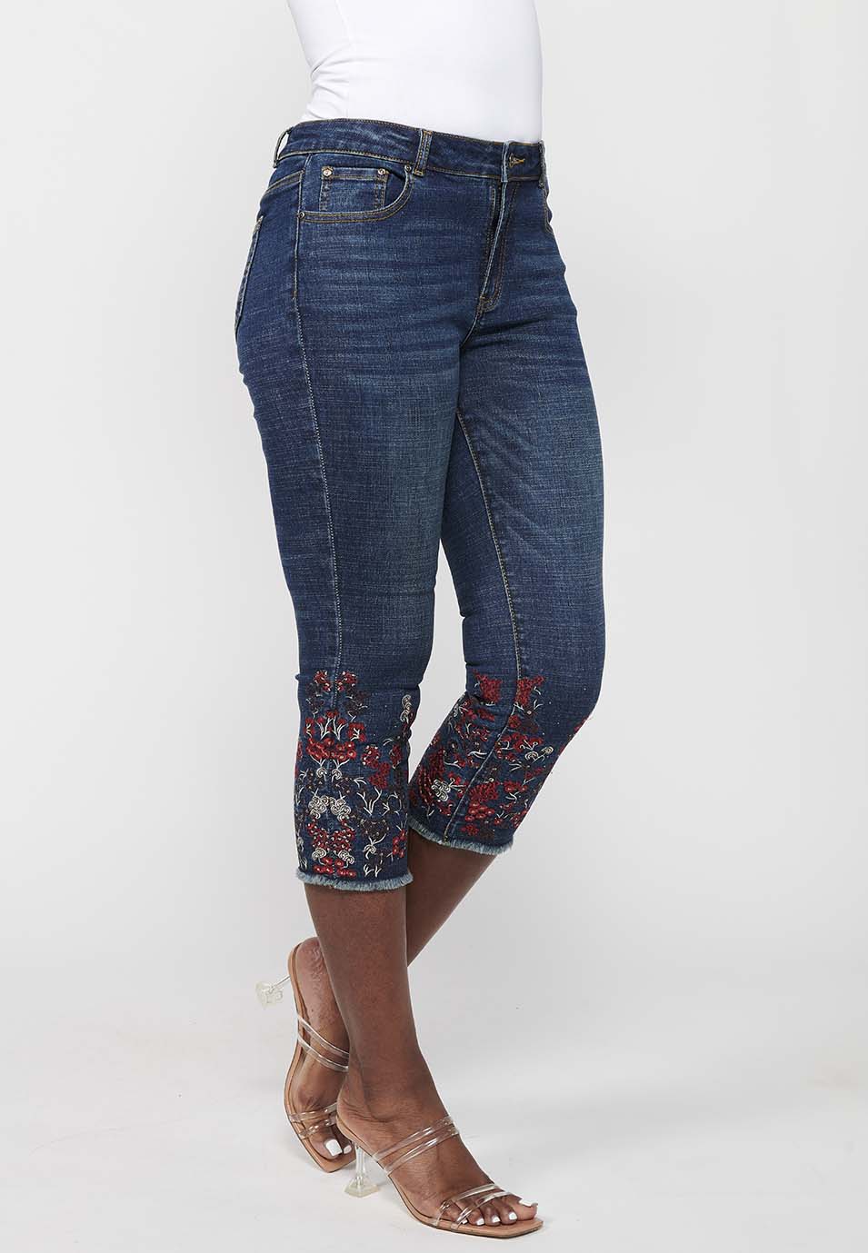 Pantalón pirata acabado en bordado floral, oscuro para mujer | moda actual