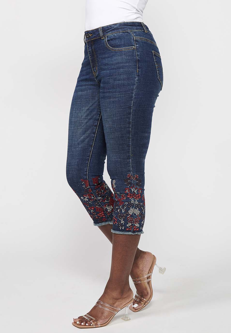 Pantalón pirata acabado en bordado floral, oscuro para mujer | moda actual