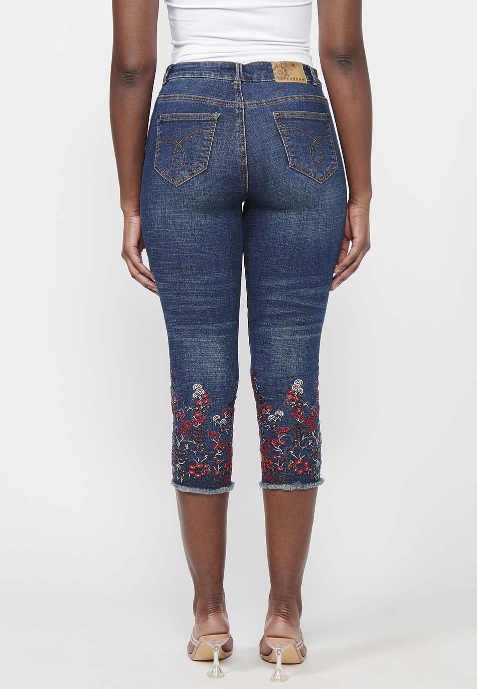 Pantalón pirata acabado en bordado floral, oscuro para mujer | moda actual