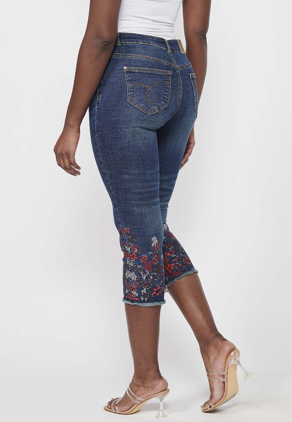 Pantalón pirata acabado en bordado floral, oscuro para mujer | moda actual