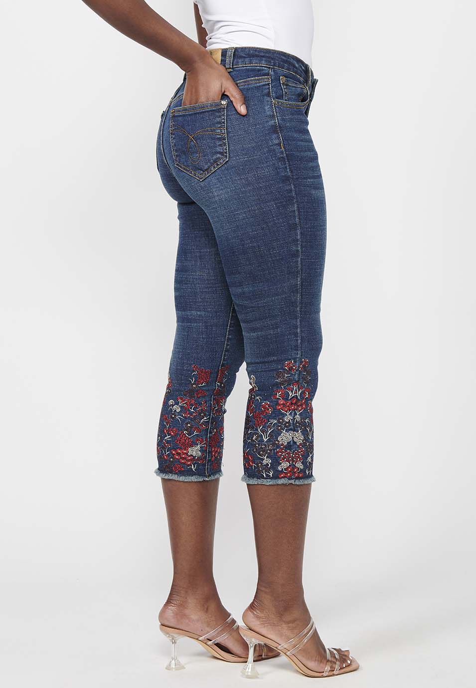 Pantalón pirata acabado en bordado floral, oscuro para mujer | moda actual