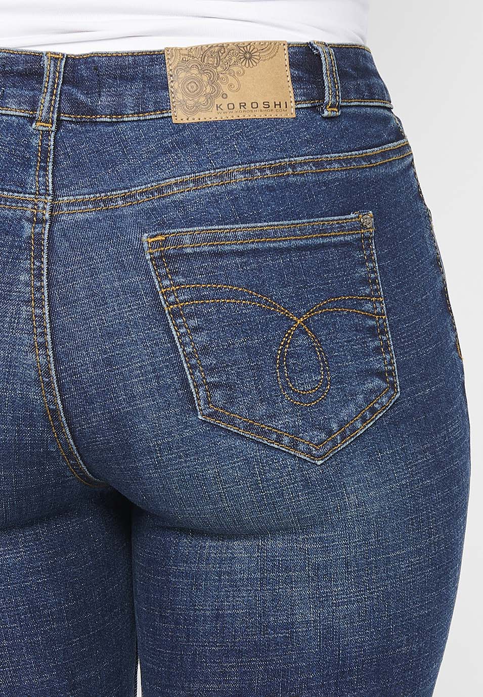 Pantalón pirata acabado en bordado floral, oscuro para mujer | moda actual