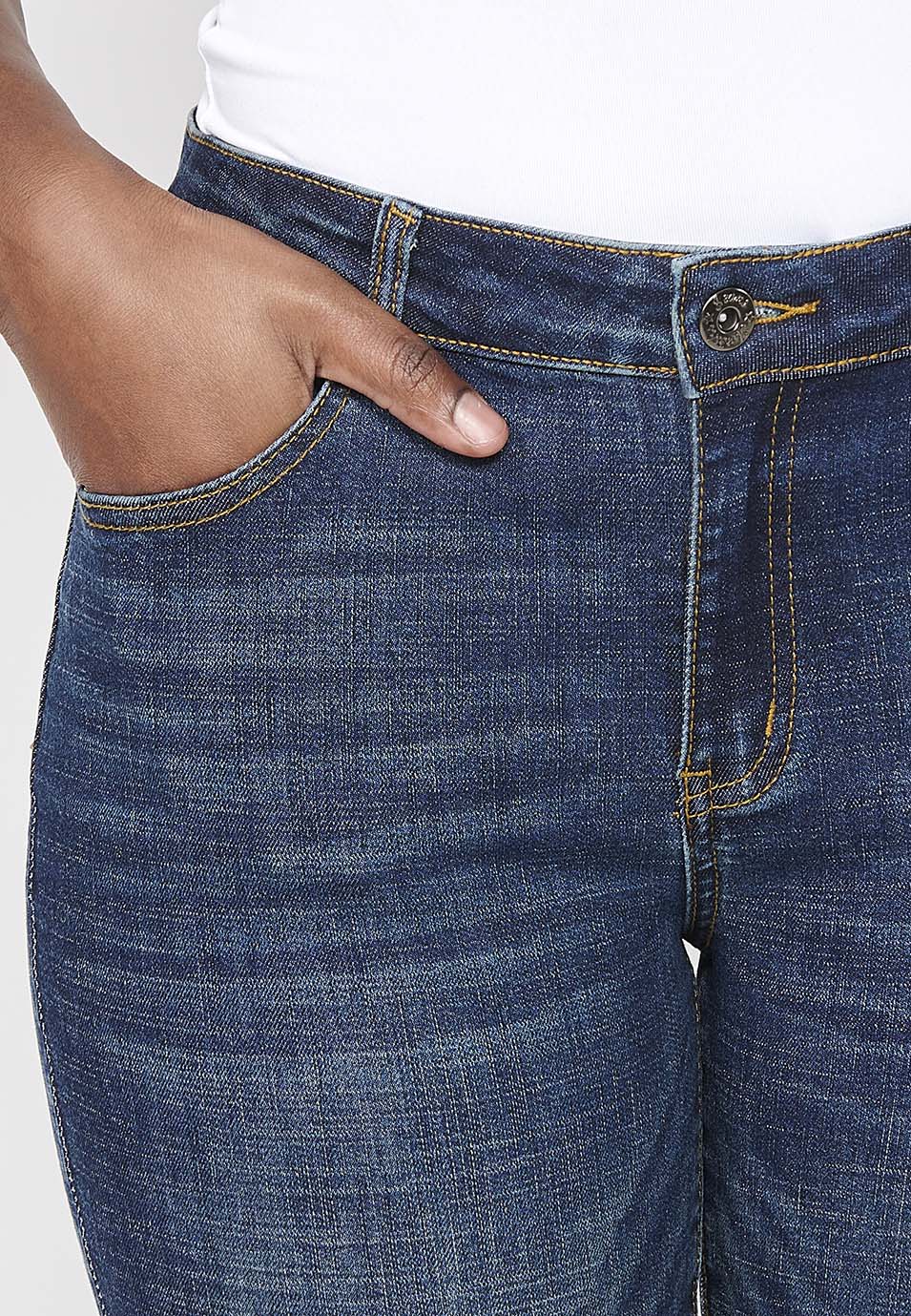 Pantalón pirata acabado en bordado floral, oscuro para mujer | moda actual