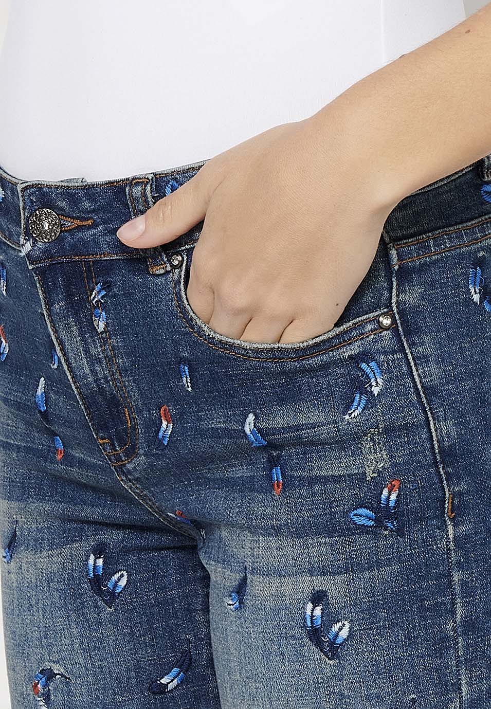 Pantalón corto denim con cierre delantero con cremallera y botón y tela con bordados con cinco bolsillos, uno cerillero para mujer | moda actual