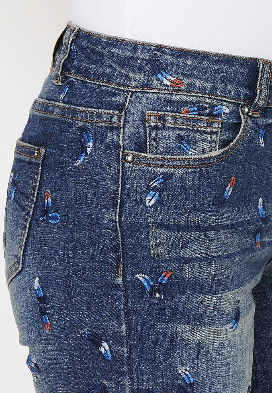 Pantalón corto denim con cierre delantero con cremallera y botón y tela con bordados con cinco bolsillos, uno cerillero para mujer | moda actual