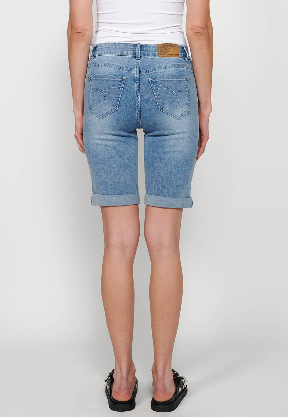 Pantalón corto, bordados florales, para mujer | moda actual