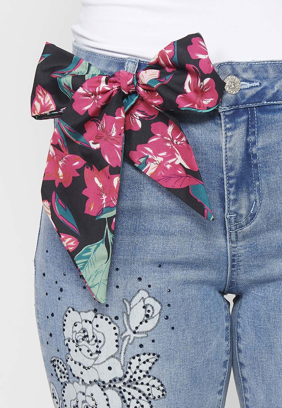 Pantalón corto, bordados florales, para mujer | moda actual