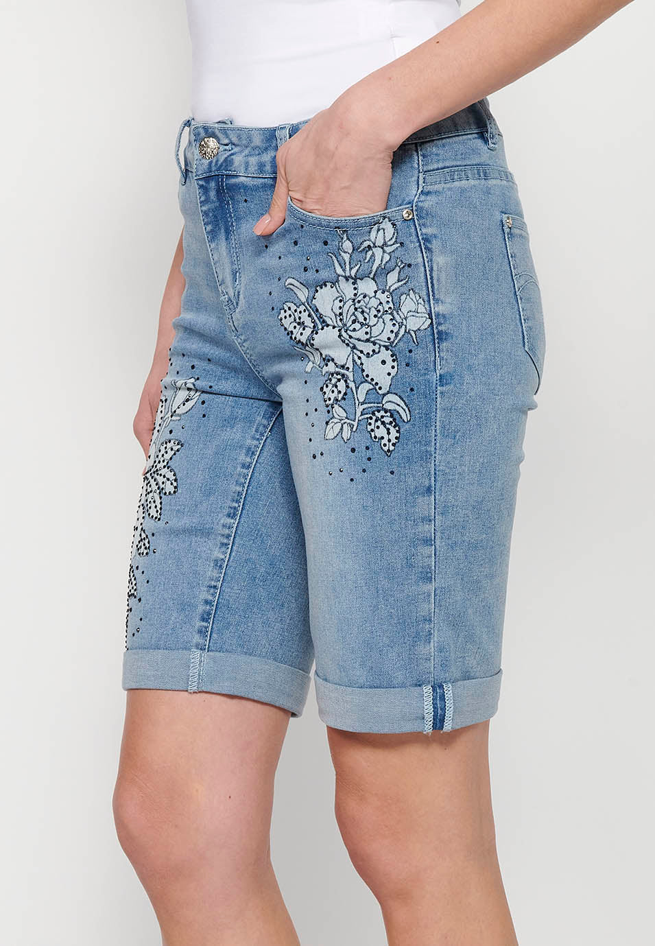 Pantalón corto, bordados florales, para mujer | moda actual