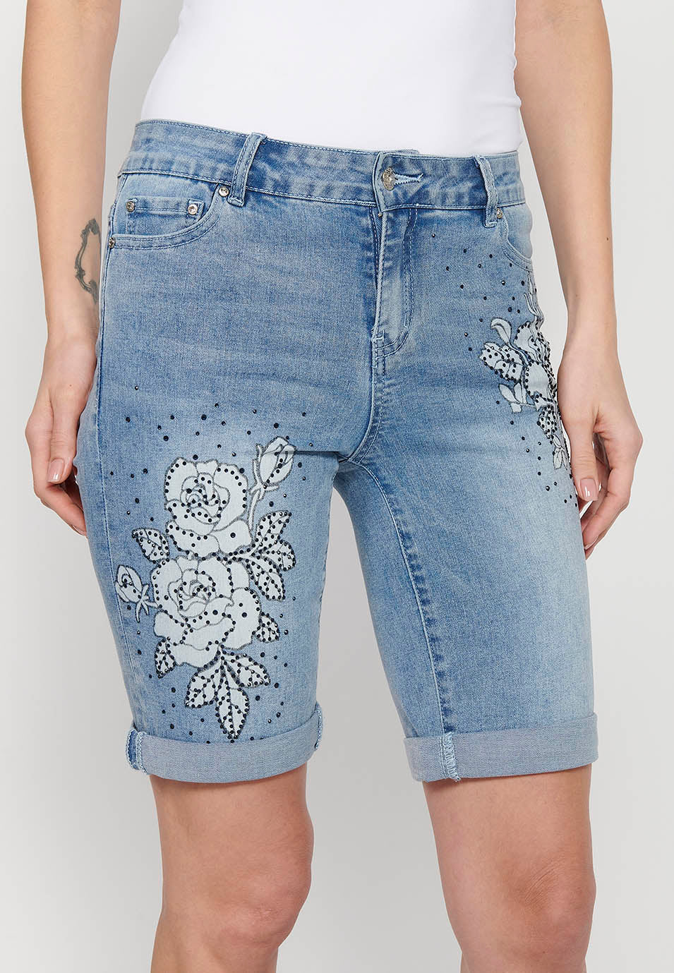 Pantalón corto, bordados florales, para mujer | moda actual