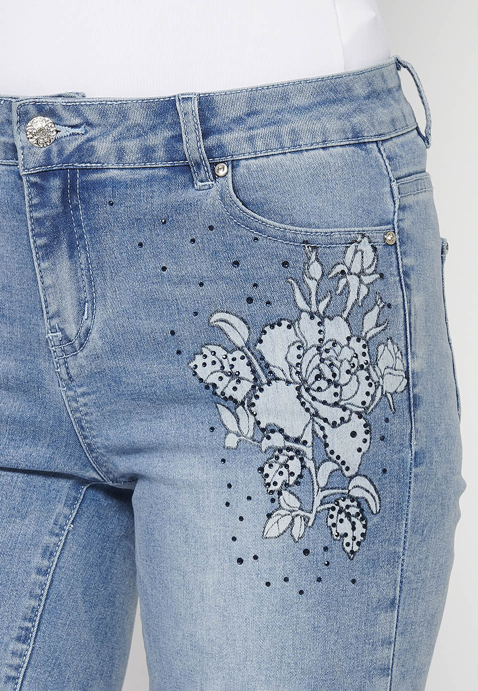 Pantalón corto, bordados florales, para mujer | moda actual