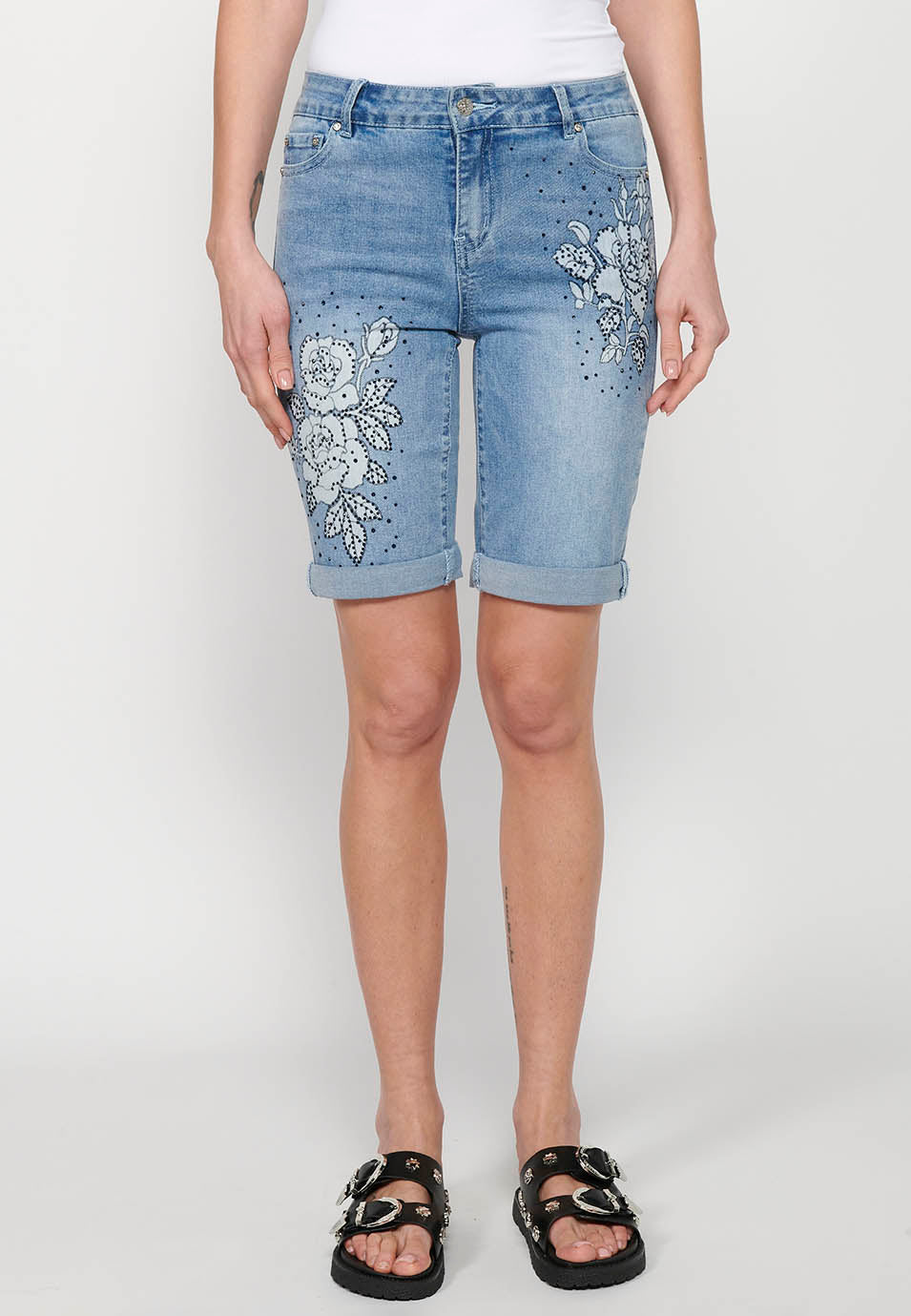 Pantalón corto, bordados florales, para mujer | moda actual