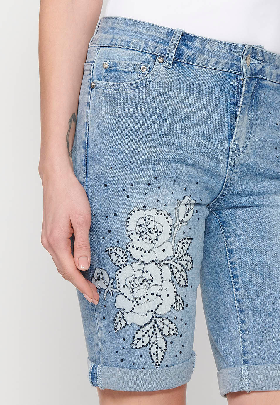 Pantalón corto, bordados florales, para mujer | moda actual