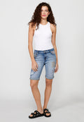 Pantalón corto short acabado en vuelta con detalles de parches delanteros y cadena adorno extraíble con cierre delantero con cremallera y botón para mujer | moda actual