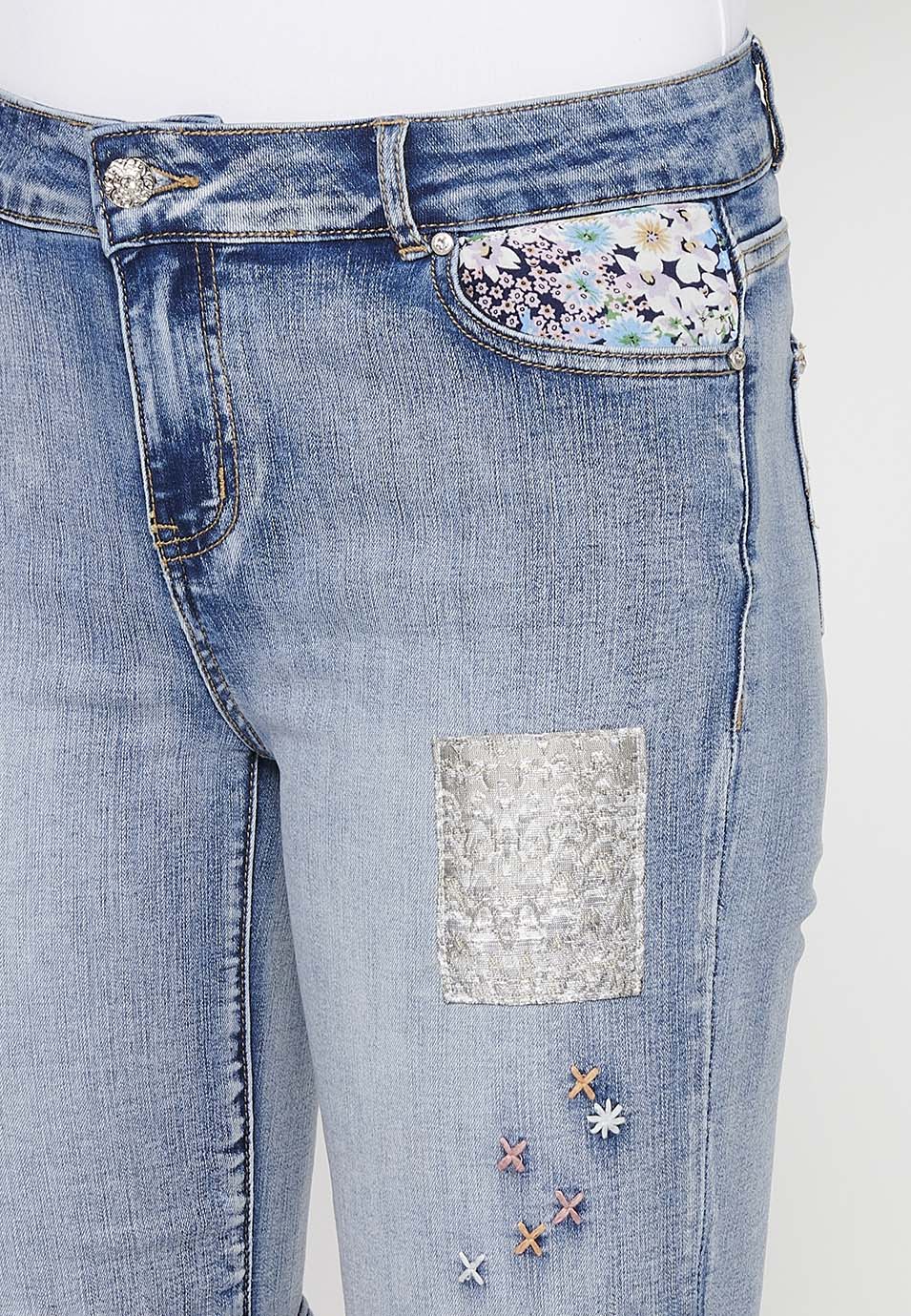 Pantalón corto short acabado en vuelta con detalles de parches delanteros y cadena adorno extraíble con cierre delantero con cremallera y botón para mujer | moda actual