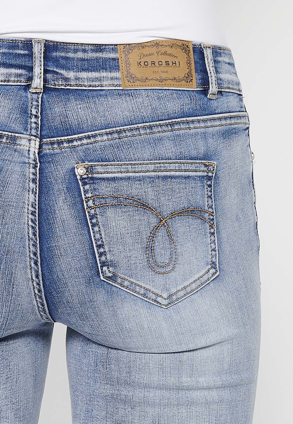 Pantalón corto short acabado en vuelta con detalles de parches delanteros y cadena adorno extraíble con cierre delantero con cremallera y botón para mujer | moda actual