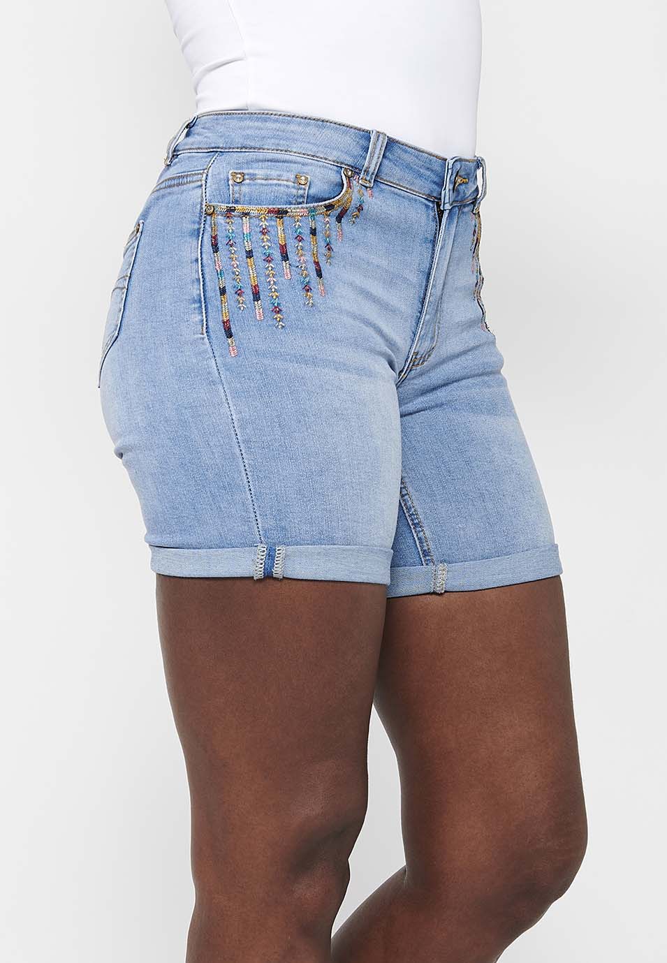Pantalón corto short acabado en vuelta con cierre delantero con cremallera y botón con detalles bordados para mujer | moda actual
