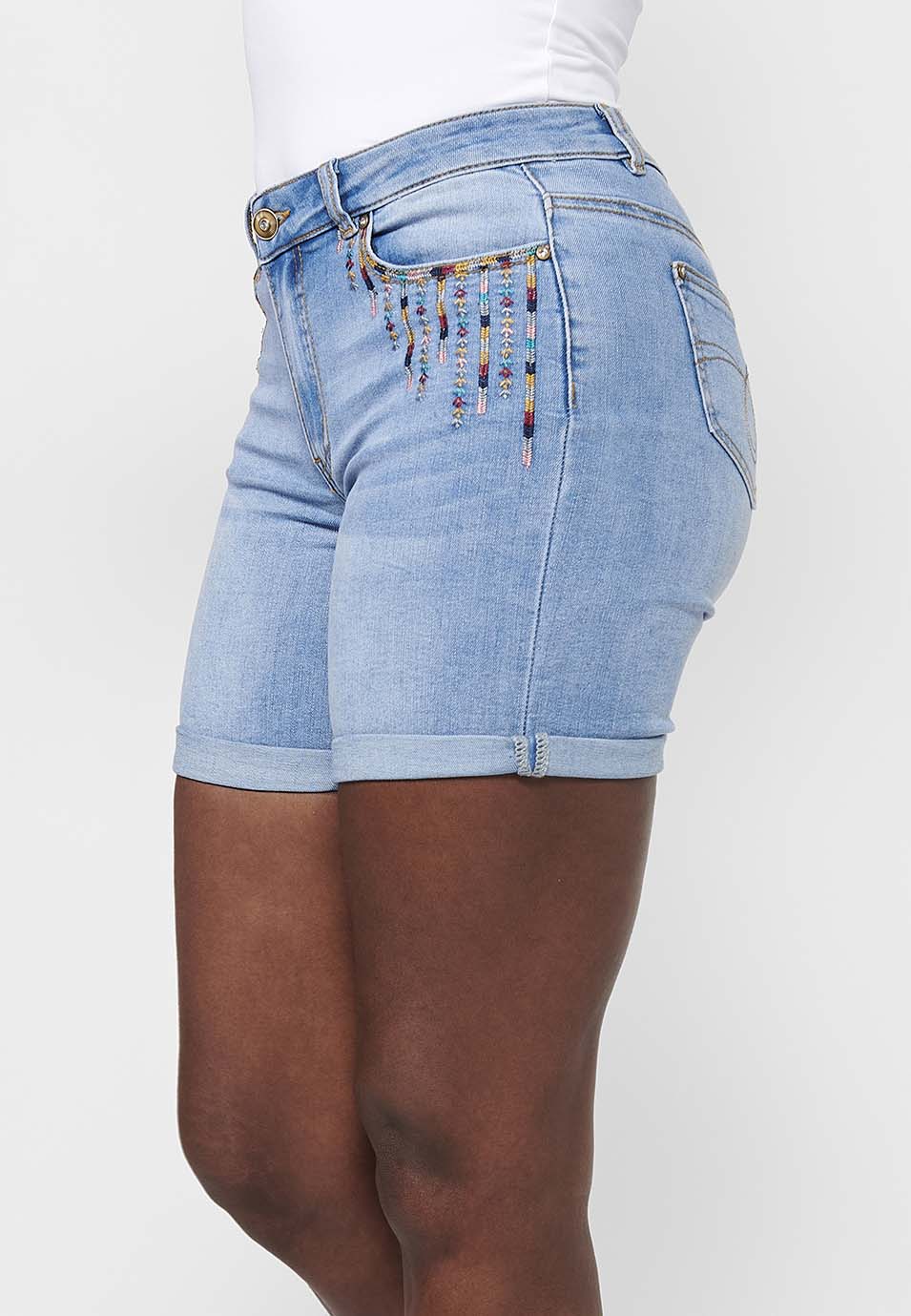Pantalón corto short acabado en vuelta con cierre delantero con cremallera y botón con detalles bordados para mujer | moda actual