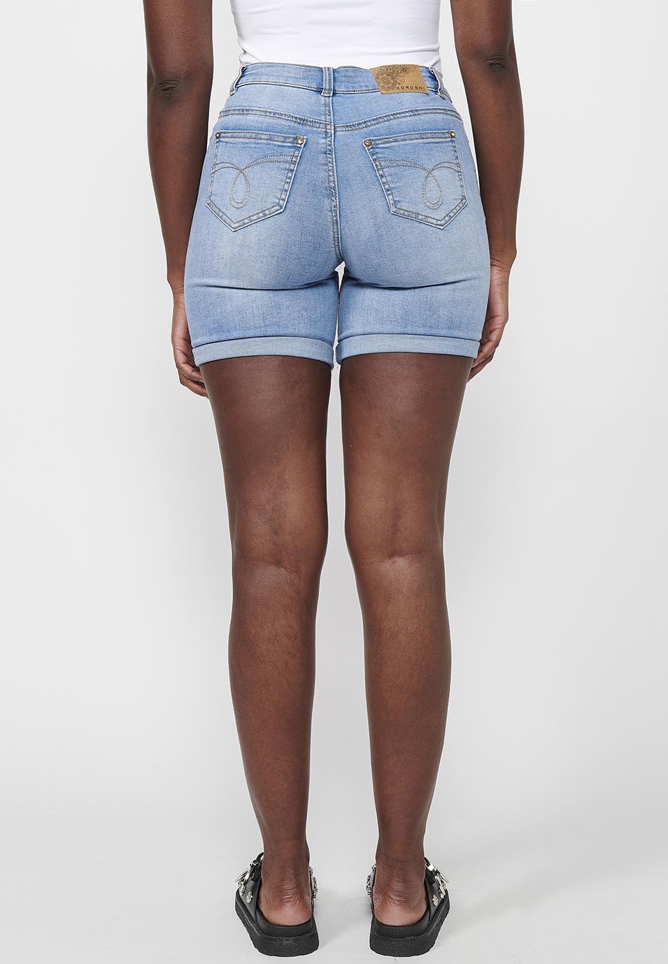 Pantalón corto short acabado en vuelta con cierre delantero con cremallera y botón con detalles bordados para mujer | moda actual