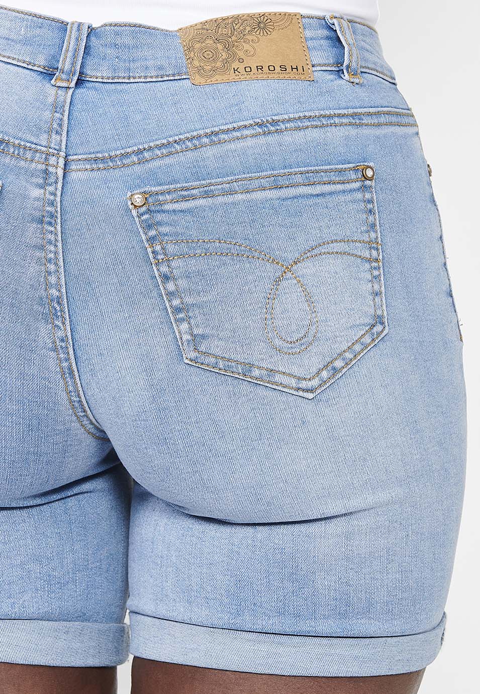 Pantalón corto short acabado en vuelta con cierre delantero con cremallera y botón con detalles bordados para mujer | moda actual