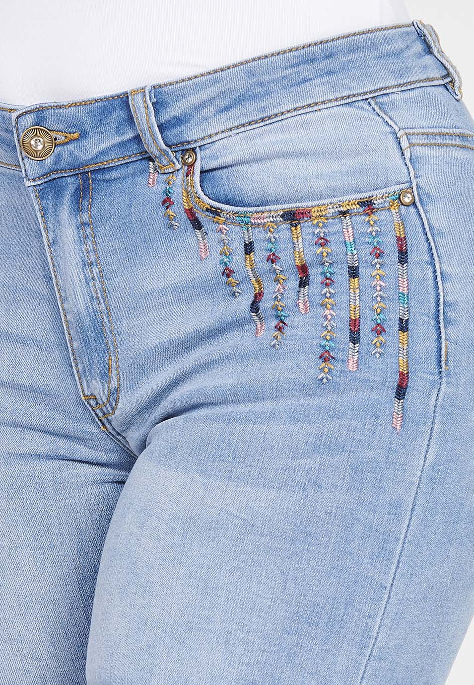 Pantalón corto short acabado en vuelta con cierre delantero con cremallera y botón con detalles bordados para mujer | moda actual