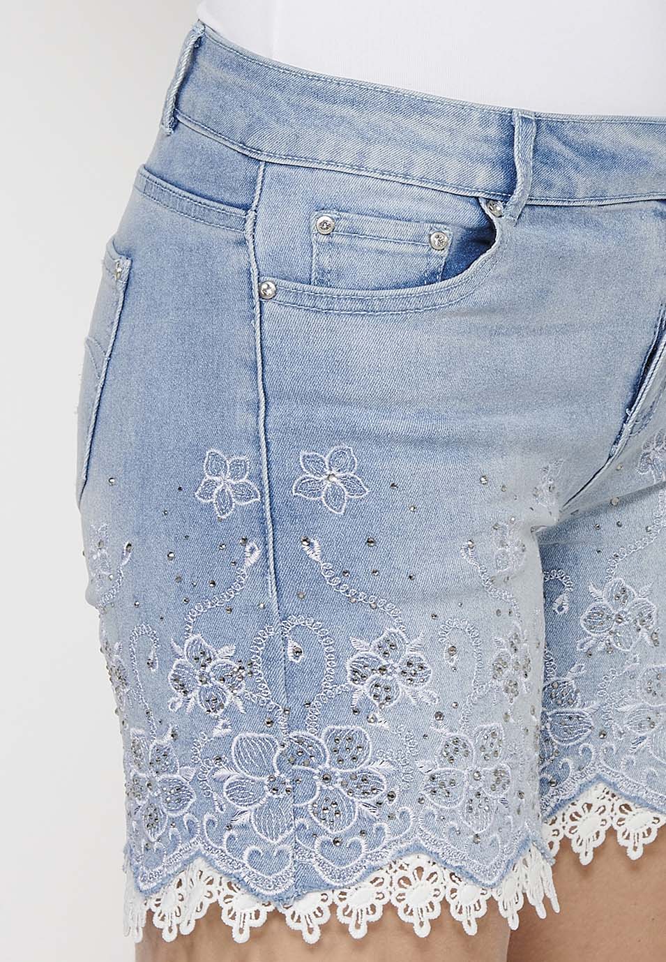 Pantalón corto short denim acabado con encaje y bordado floral con cierre delantero con cremallera y botón con detalle lazo extraíble para mujer | moda actual