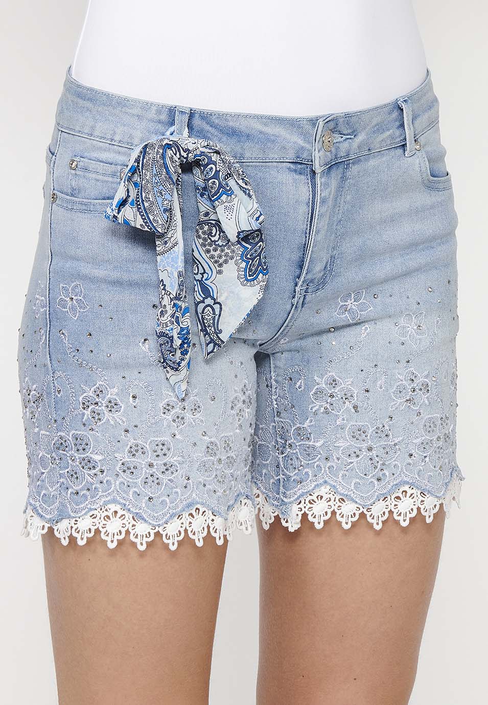 Pantalón corto short denim acabado con encaje y bordado floral con cierre delantero con cremallera y botón con detalle lazo extraíble para mujer | moda actual