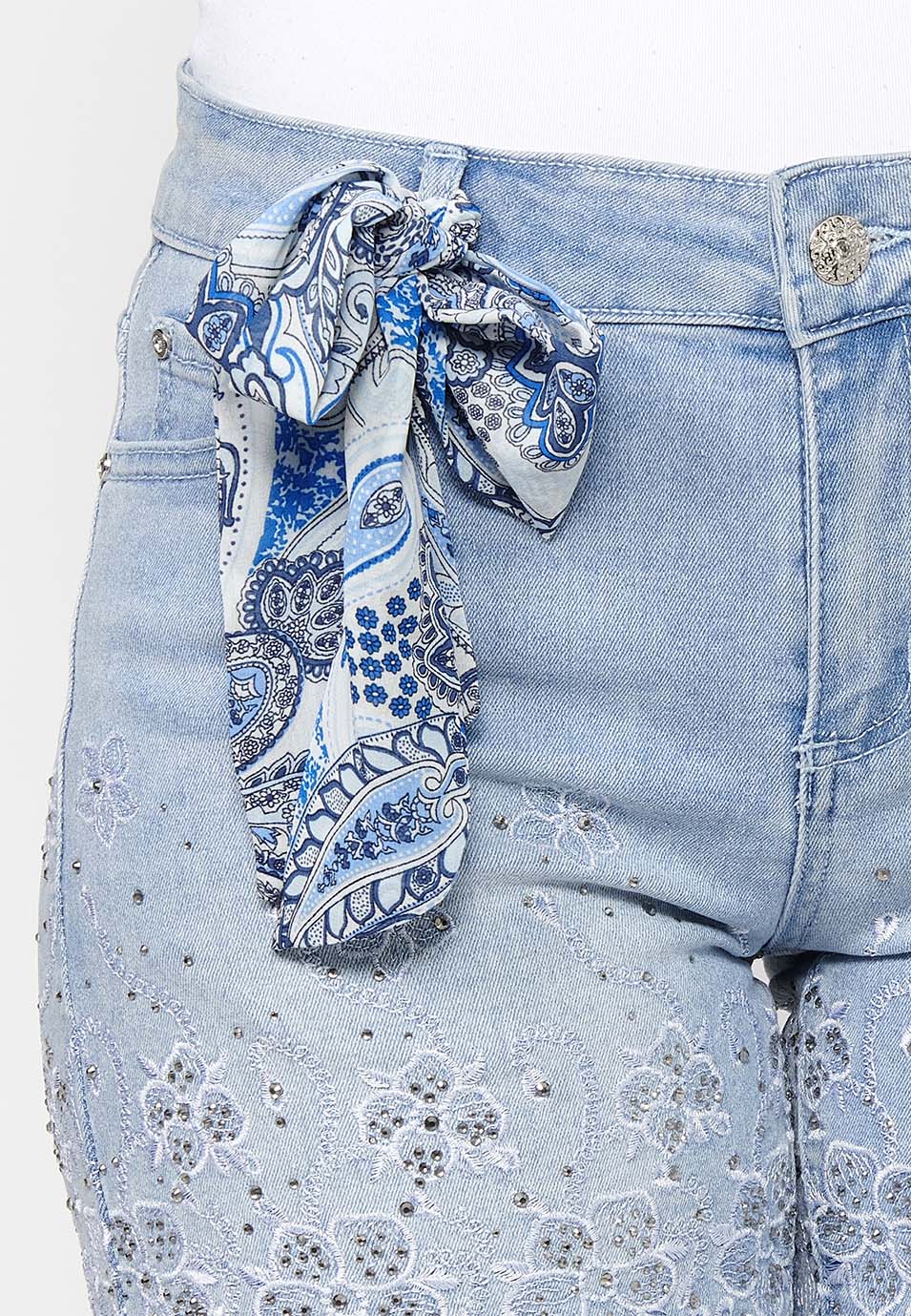 Pantalón corto short denim acabado con encaje y bordado floral con cierre delantero con cremallera y botón con detalle lazo extraíble para mujer | moda actual