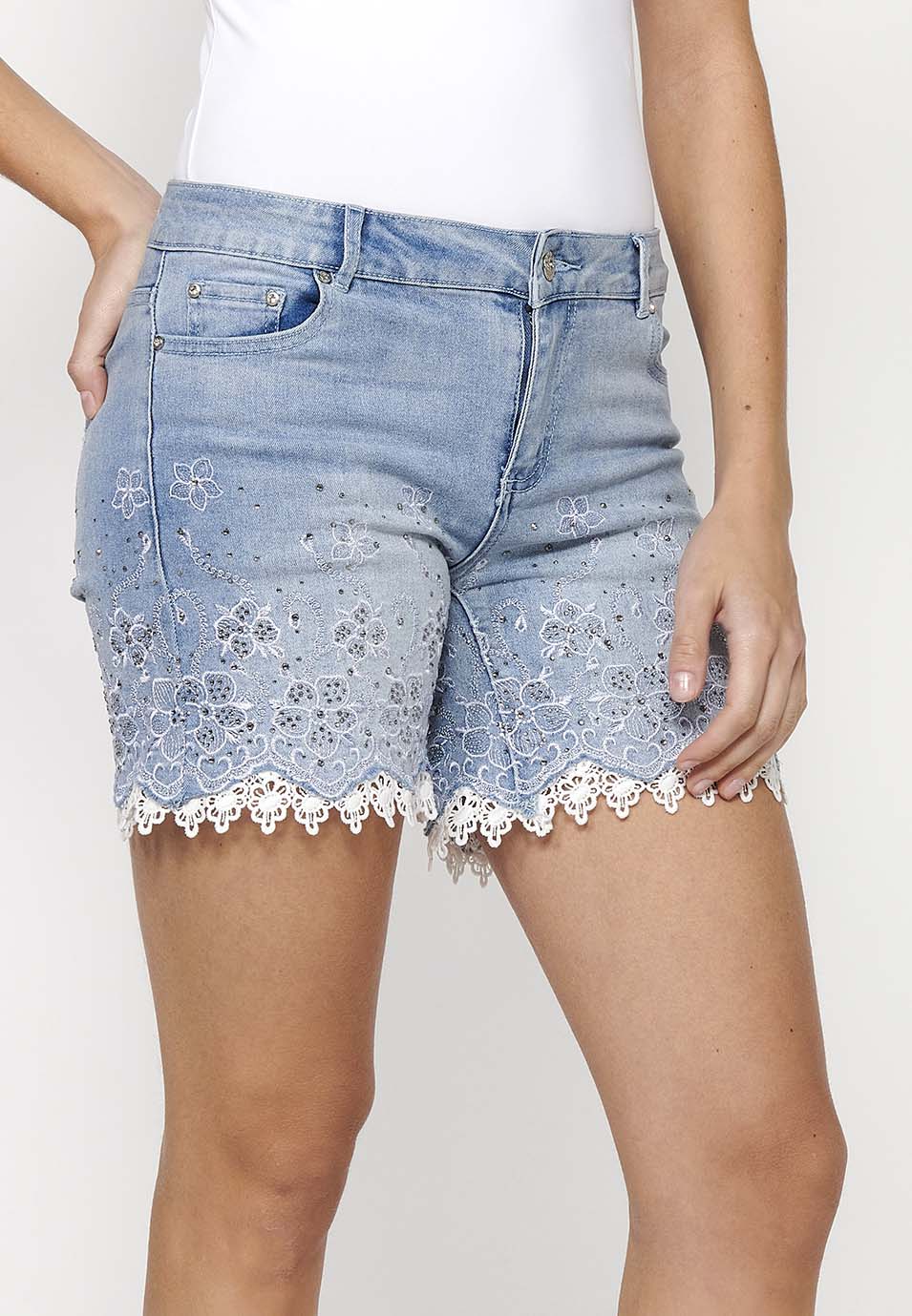 Pantalón corto short denim acabado con encaje y bordado floral con cierre delantero con cremallera y botón con detalle lazo extraíble para mujer | moda actual