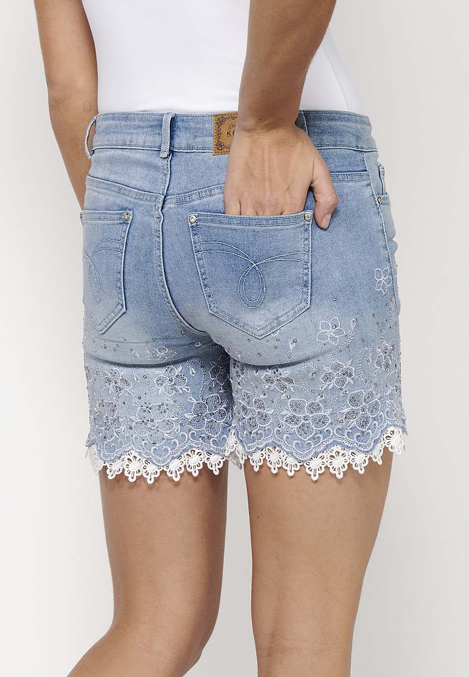 Pantalón corto short denim acabado con encaje y bordado floral con cierre delantero con cremallera y botón con detalle lazo extraíble para mujer | moda actual