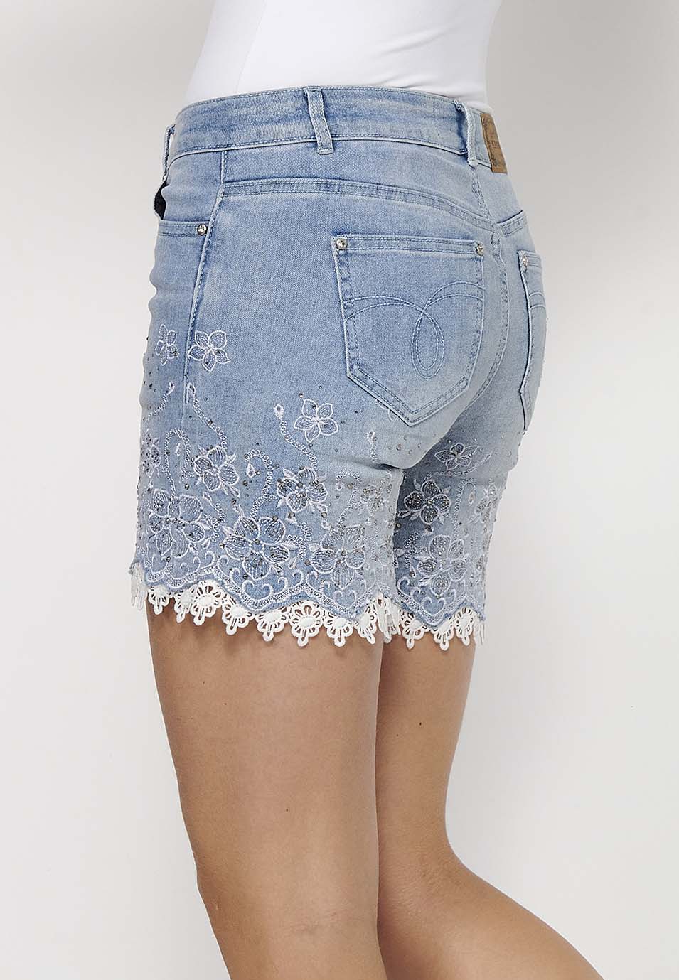 Pantalón corto short denim acabado con encaje y bordado floral con cierre delantero con cremallera y botón con detalle lazo extraíble para mujer | moda actual